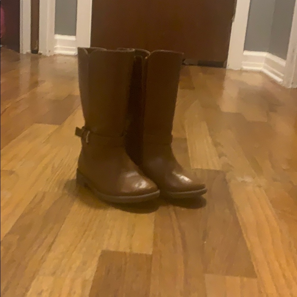 Tan color winter boots.